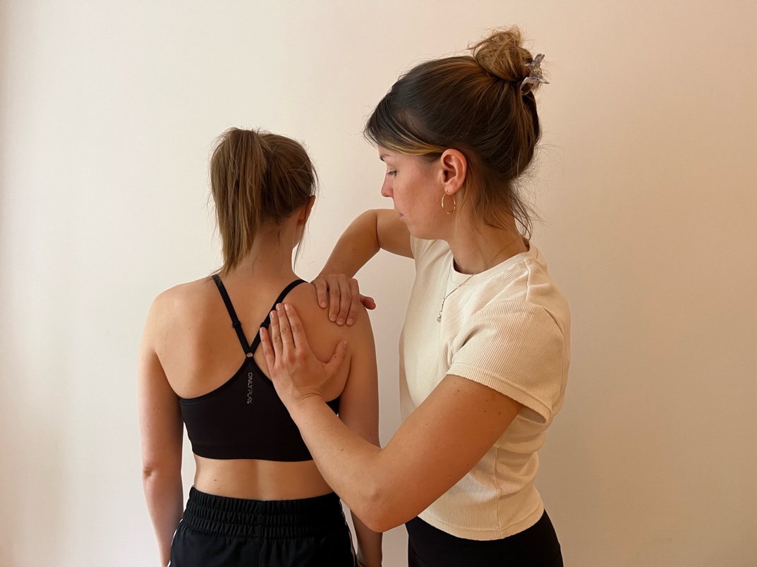 Manuelle Therapie: Untersuchung der Schulter einer Patientin