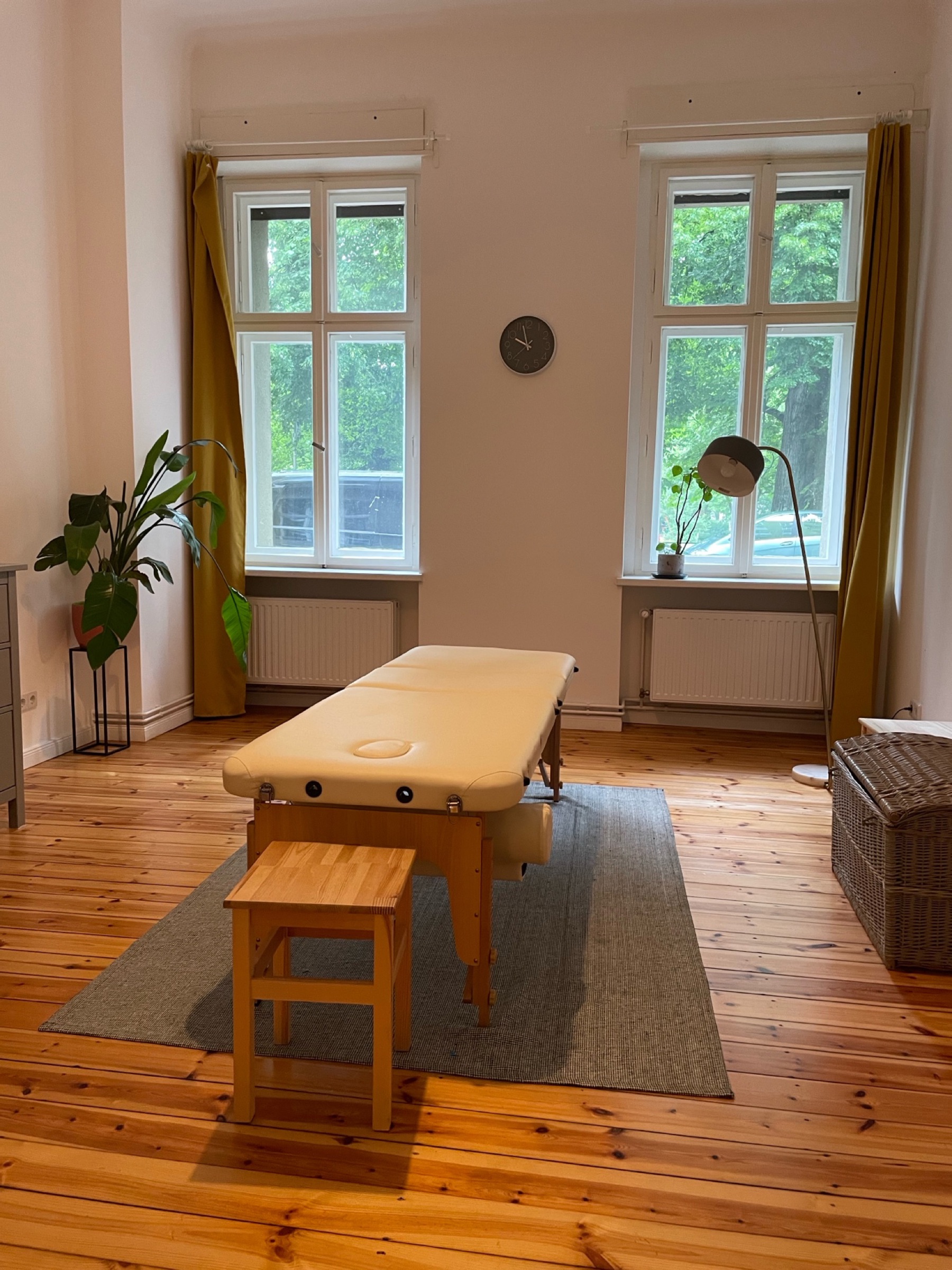 Behandlungsraum der Praxis mit Behandlungsliege